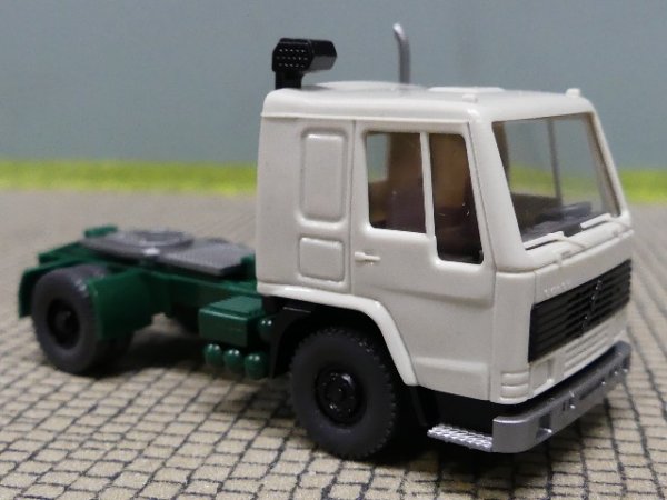 1/87 Wiking VOLVO FL 10 Zugmaschine hellgrau