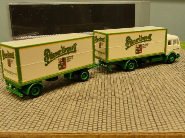 1/87 Herpa Albedo MB NG Pilsner Urquell Koffer-Hängerzug