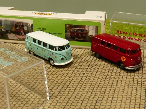 1/87 Brekina # 2110 + 2111 VW T1 Woodstock + Alice's Restaurant Set