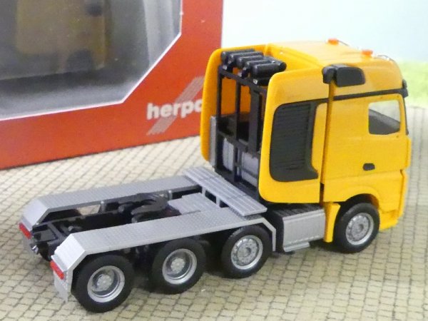 1/87 Herpa MB Actros 4achs Schwerlastzugmaschine gelb