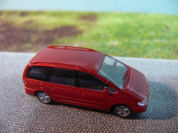 1/87 Rietze VW Sharan weinrot metallic 20750