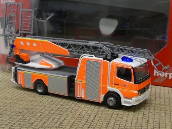 1/87 Herpa MB Atego Rosenbauer Drehleiter Feuerwehr Ingolstadt 094337