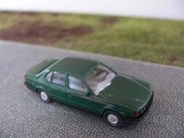 1/87 Wiking BMW 750i kieferngrün 192/1