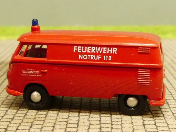 1/87 Brekina # 0470 VW T1 b Feuerwehr Flughafen Frankfurt Kasten