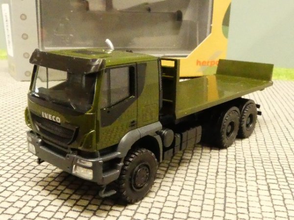 1/87 Herpa Iveco Trakker 6x6 Abrollflat-LKW Bundeswehr 746526