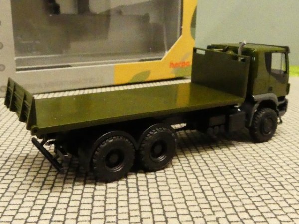 1/87 Herpa Iveco Trakker 6x6 Abrollflat-LKW Bundeswehr 746526