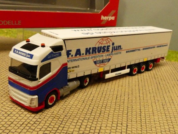 1/87 Herpa Volvo FH Gl. LNG F.A.Kruse Gardinenplanen-Sattelzug 313407