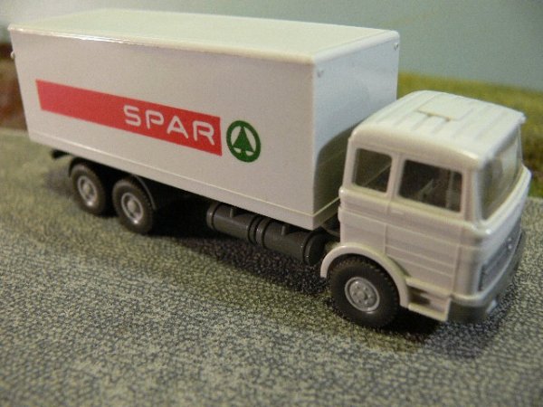 1/87 Wiking MB 2223 SPAR Koffer 450 MB NG