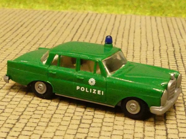 1/87 Busch MB 220 Polizei Praline