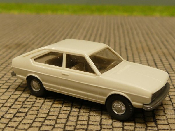 1/87 Wiking VW Passat Fließheck altweiß 48