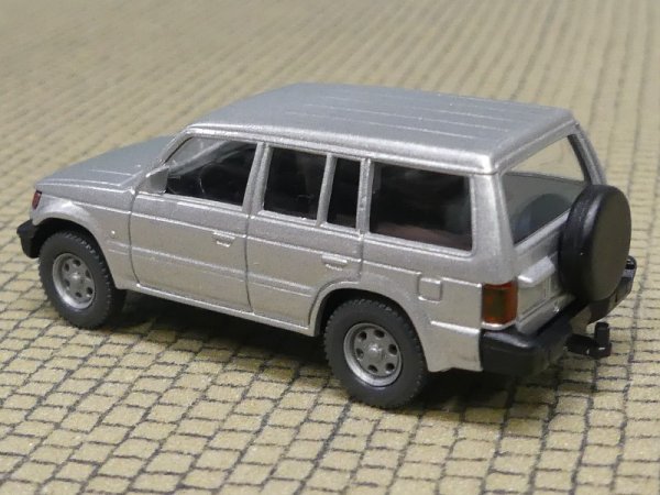 1/87 Wiking Mitsubishi Pajero silber 263 03 B