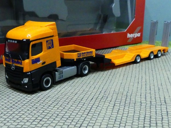 1/87 Herpa MB Actros Streamspace 2.5 Goldhofer Allrounder-Sattelzug Rolf Riedel 313308