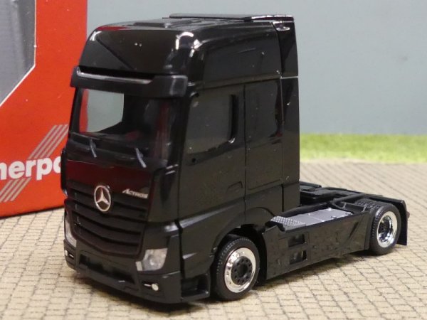 1/87 Herpa MB Actros Zugmaschine 2 achs schwarz mit Chromfelgen