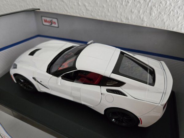 1/18 Maisto Corvette Stingray Z51 2014 weiß 31677