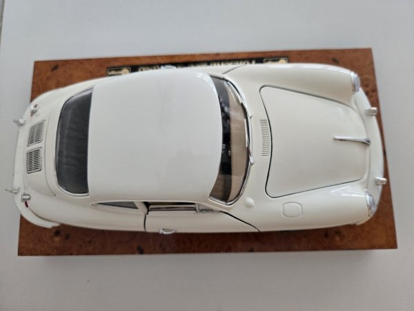 1/18 Burago Porsche 356 B Coupe 1961 auf Wurzelholzplatte 3721