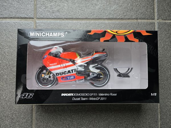 1/12 Minichamps Ducati Desmosedici GP11.1 V. Rossi MotoGP 2011 122 111046