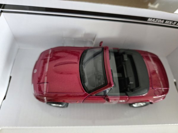 1/24 Motor Max Mazda MX-5 Miata dunkelrot 73262