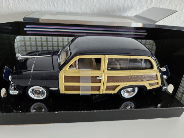 1/24 Motor Max Ford Woody Wagon 1949 schwarz 73260