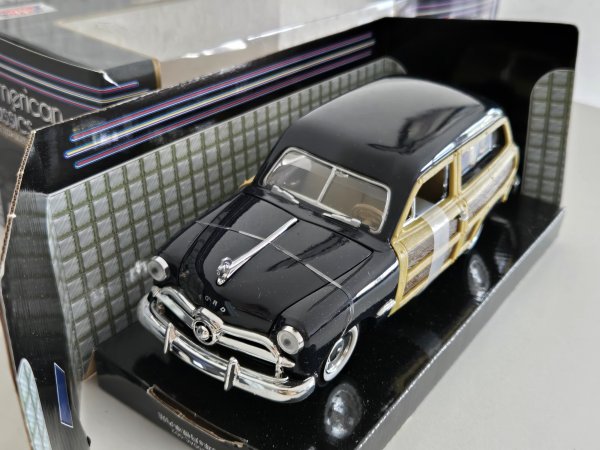 1/24 Motor Max Ford Woody Wagon 1949 schwarz 73260