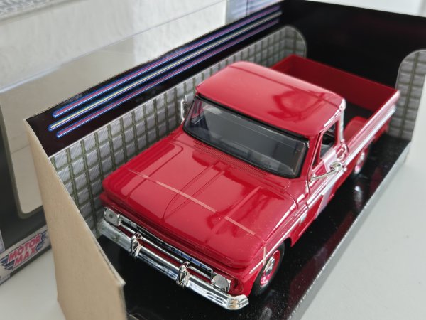 1/24 Motor Max Chevy C10 1966 Fleetside Pickup rot 73355