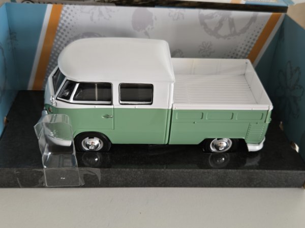 1/24 Motor Max VW T1 b Doka weiß/hellgrün 79343