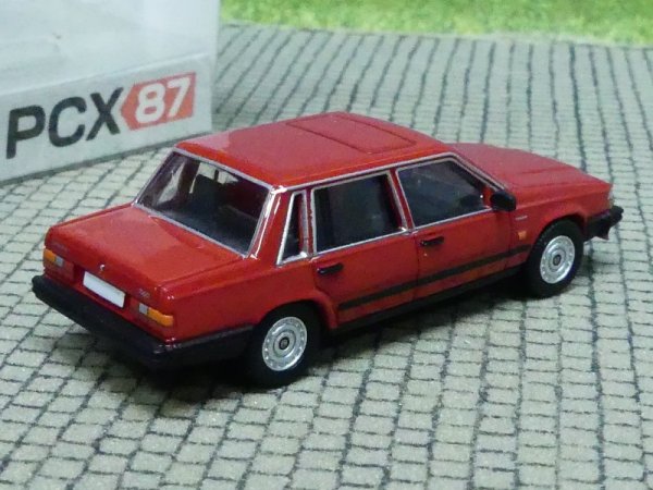 1/87 PCX Volvo 740 rot 870108