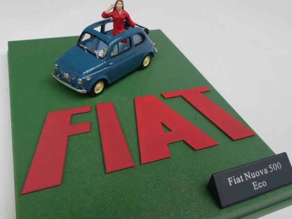 1/43 Fiat Nuova 500 Eco blau mit Figur