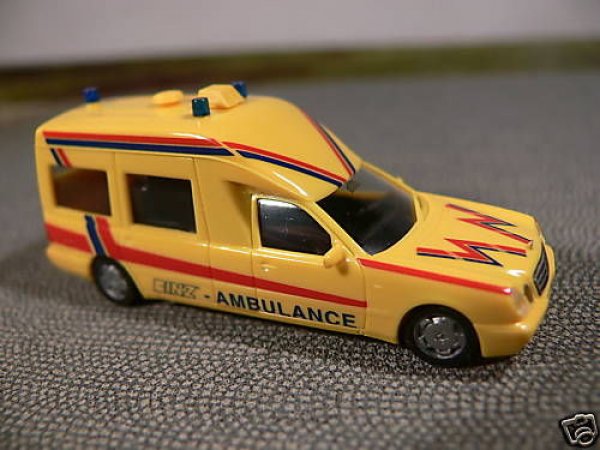 1/87 Herpa MB W 210 Binz Ambulance 045513