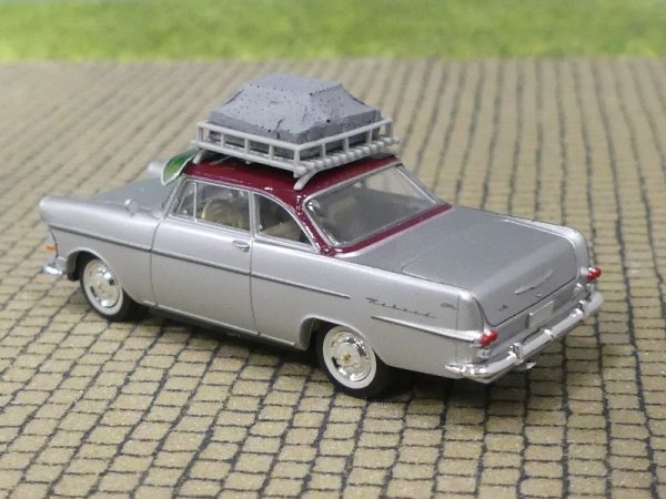 1/87 Brekina Opel Rekord P2 Coupe silber Dach dunkelrot mit Gepäck 20129