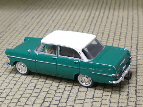 1/87 Brekina Opel Rekord P2 Coupe dunkelgrün Dach elfenbein mit Zughaken