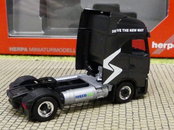 1/87 Herpa Iveco S-Way LNG Zugmaschine DRIVE THE NEW WAY 314282