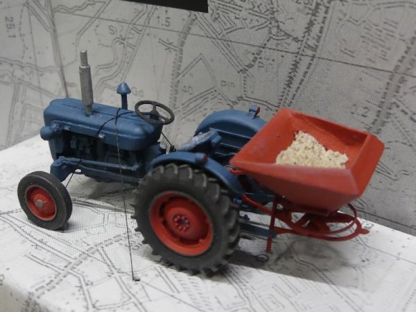 1/87 Artitec Fordson Traktor mit Heckstreuer 387.347