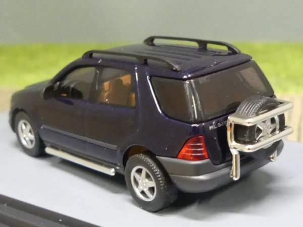 1/87 Busch MB ML 320 nachtblau metallic