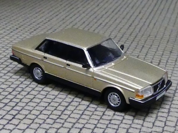 1/87 PCX Volvo 240 beige metallic 870417