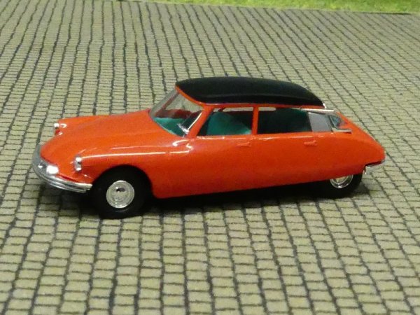 1/87 Busch Citroen DS 19 rot/schwarz  48021