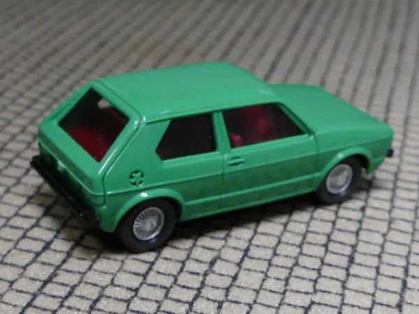 1/87 Wiking VW Golf I 2-türig grün i.A dunkelrot 45/1