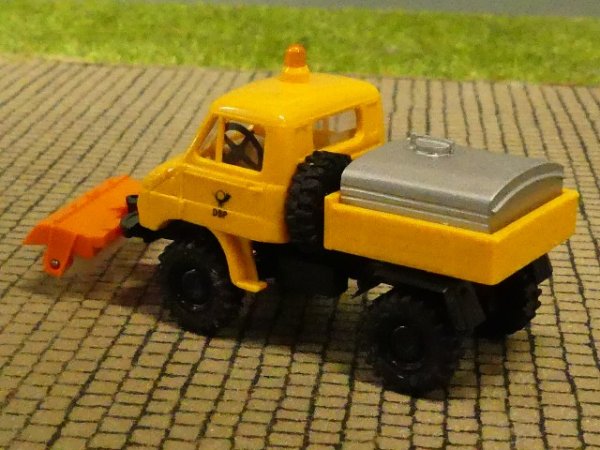 1/87 Brekina Unimog 411 DBP Deutsche Post Kehrmaschine 018134