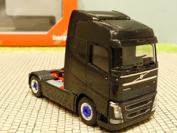 1/87 Herpa Volvo FH schwarz 2-Achs Zugmaschine Felgen chromblau