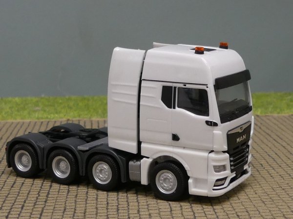 1/87 Herpa MAN TGX GX Schwerlastzugmaschine 4-achs (luftgefedert, 8x4) weiß 316958