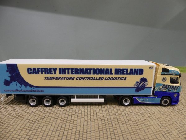 1/87 Herpa MB Actros 18 Bigspace Kühlkoffer-Sattelzug 80 Jahre Caffrey 316590