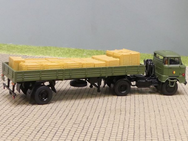 1/87 Brekina IFA W 50 Pritschen-SZ NVA mit Ladegut 71215