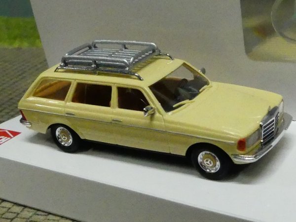 1/87 Busch MB W123 mit großem Dachgepäckträger 46815