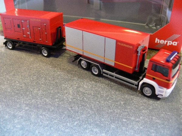 1/87 Herpa MAN TGS M Euro 5 Hakenlift-HZ m. Stromaggregat u. Container Feuerwehr 307536