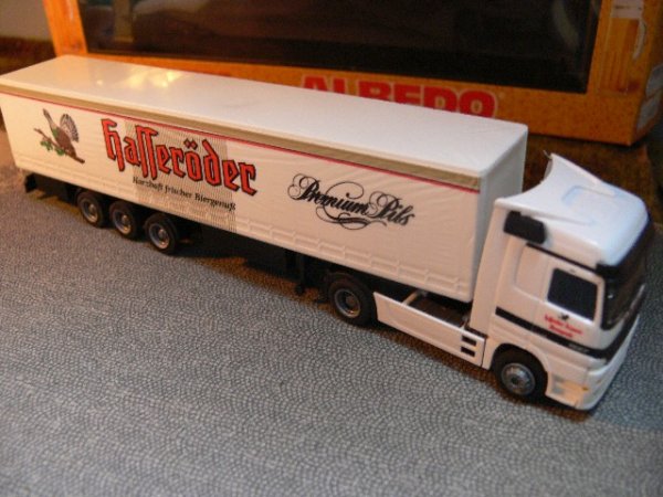 1/87 Albedo MB Actros Hasseröder Pils Schiebeplanen-SZ 250016