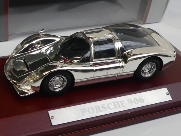 1/43 Atlas Porsche 906 chrome mit Holzsockel 7687106