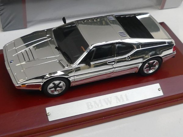 1/43 Atlas BMW M1 chrome mit Holzsockel 7687104