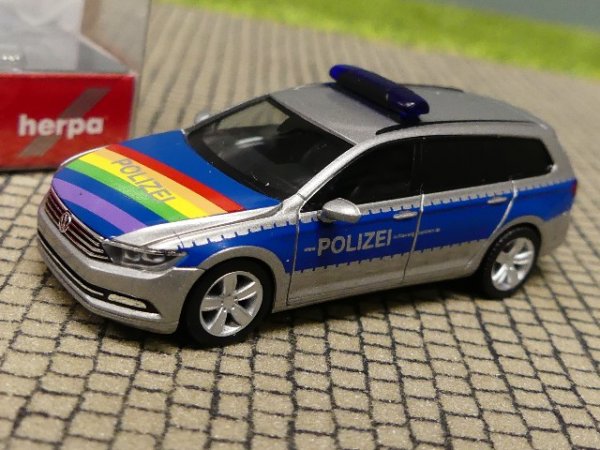 1/87 Herpa VW Passat Variant Polizei Lübeck Regenbogen 940351