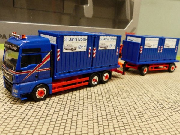 1/87 Herpa MAN Blome SLH Flachbett HZ mit Ladekran und 4x 10ft. Container