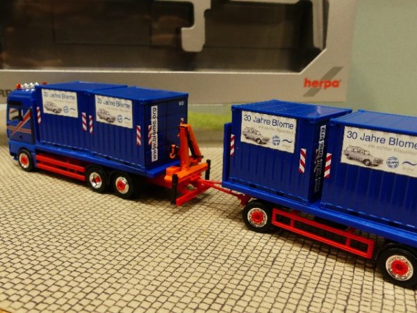 1/87 Herpa MAN Blome SLH Flachbett HZ mit Ladekran und 4x 10ft. Container