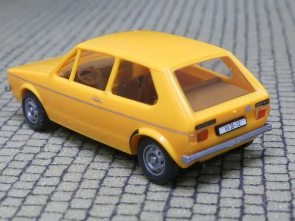 1/87 Brekina VW Golf I gelb, Zierlinie schwarz, Stoßstange silber (G1#27)